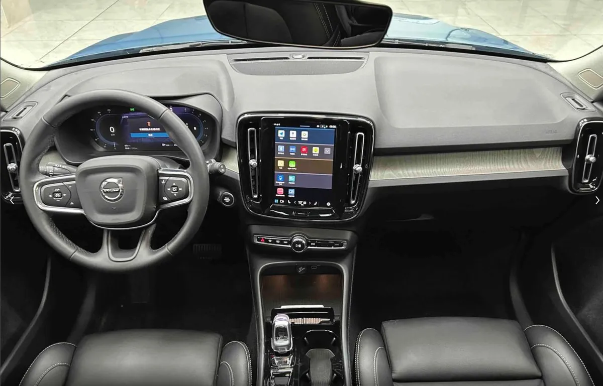 VOLVO XC40 LUXURY 2023