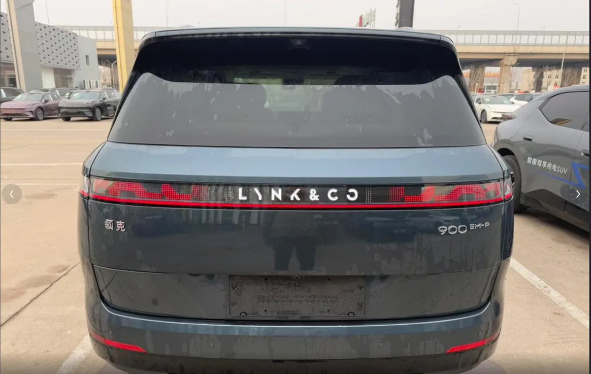 LYNK & CO 900 2025
