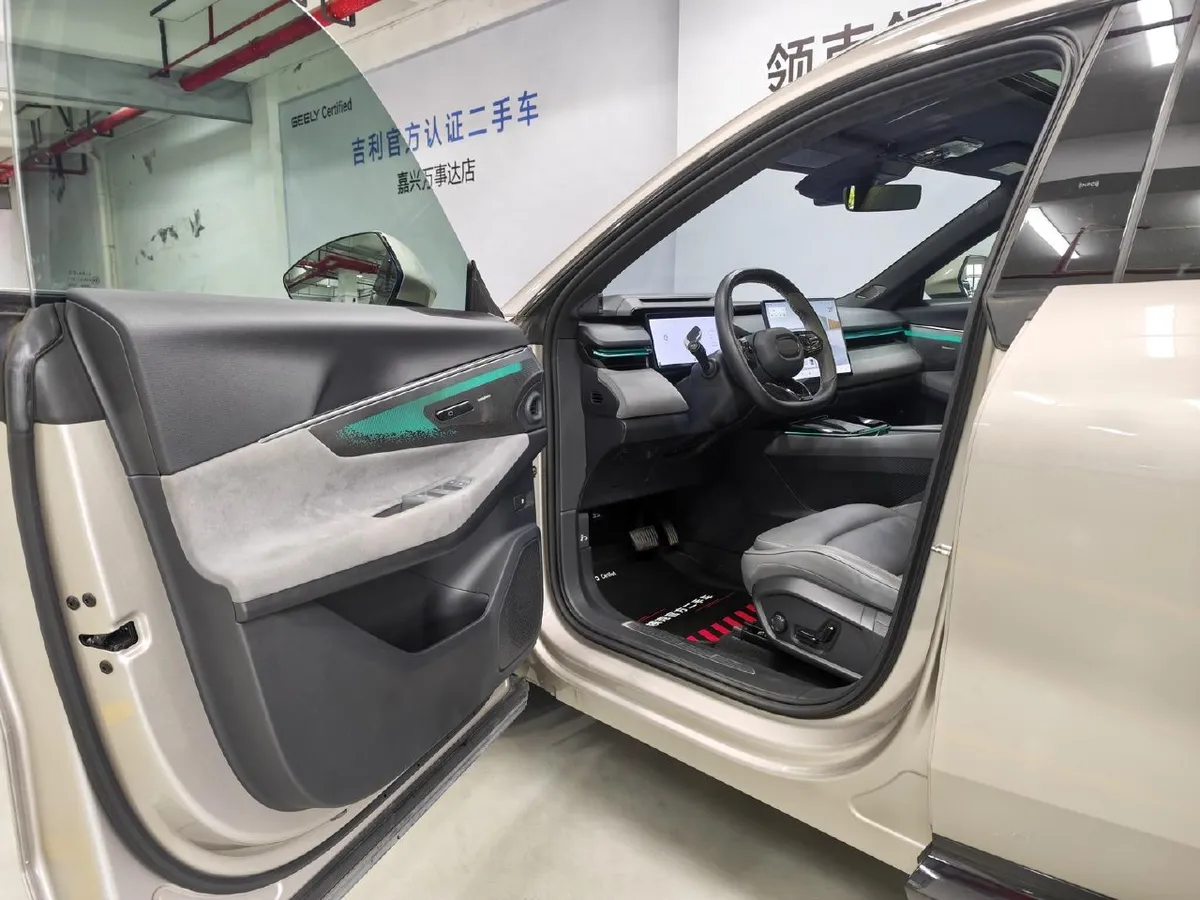 LYNK & CO 08 EM-P 2023