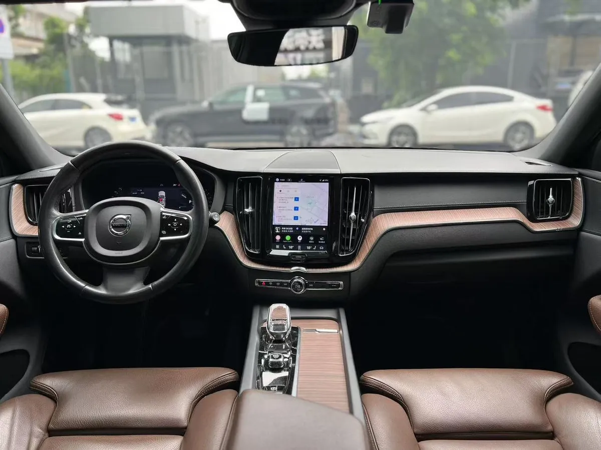 VOLVO XC60 LUXURY 2022