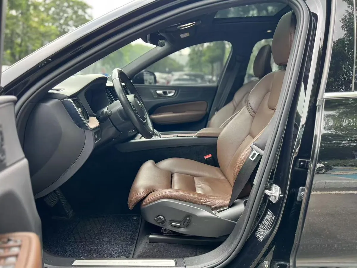 VOLVO XC60 LUXURY 2022