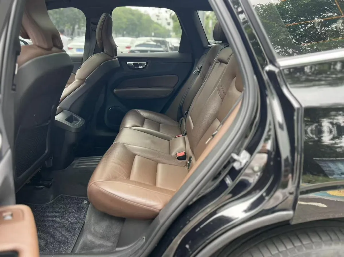 VOLVO XC60 LUXURY 2022
