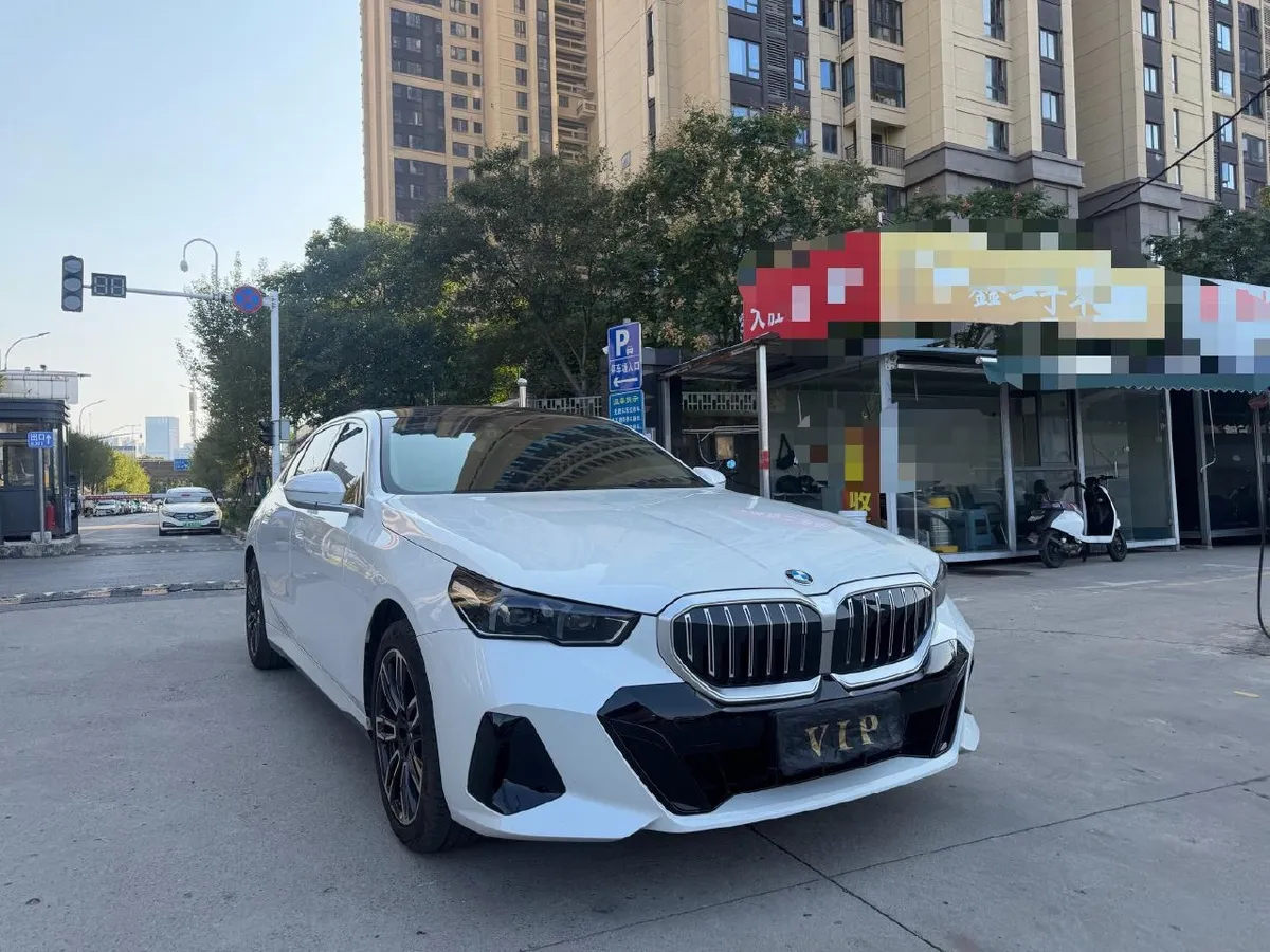 BMW 5 SERIES LUXURY 2025