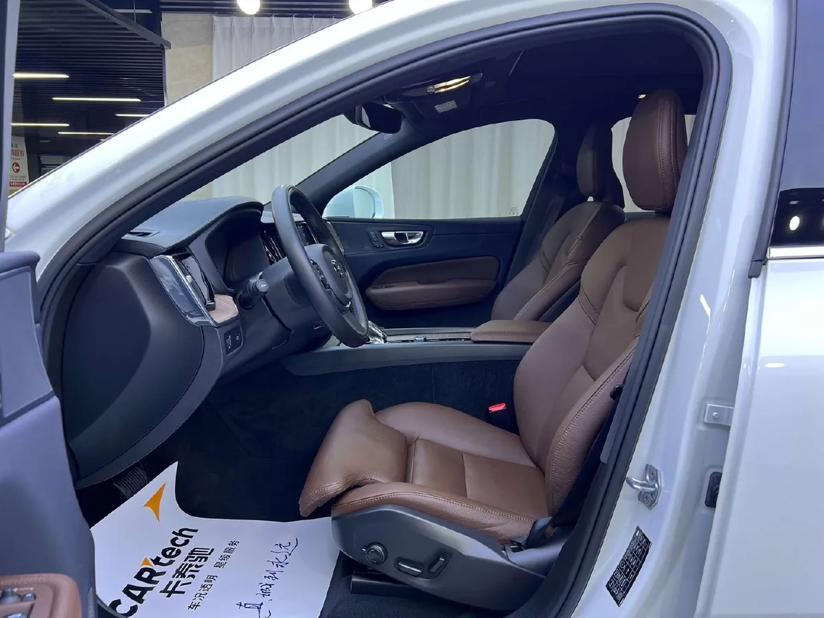 VOLVO XC60 LUXURY 2022