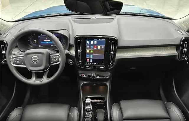 VOLVO XC40 LUXURY 2023