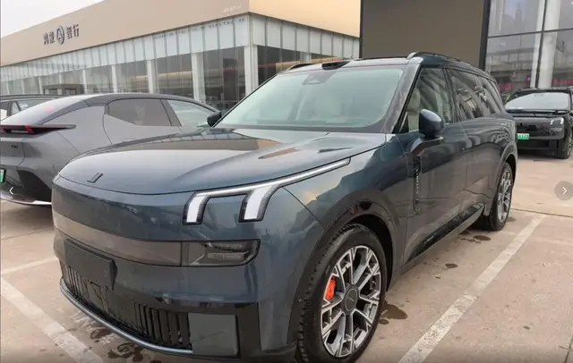 LYNK & CO 900 2025