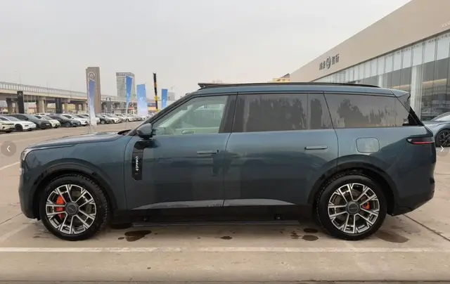LYNK & CO 900 2025