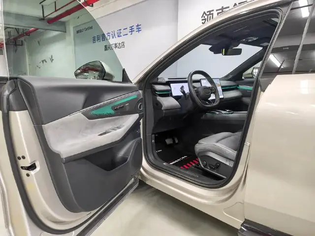 LYNK & CO 08 EM-P 2023