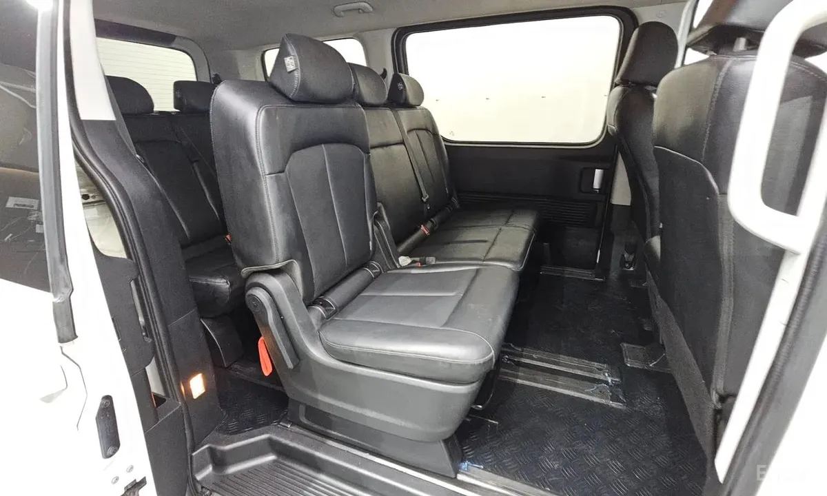 HYUNDAI STARIA 9-SEATER 2022