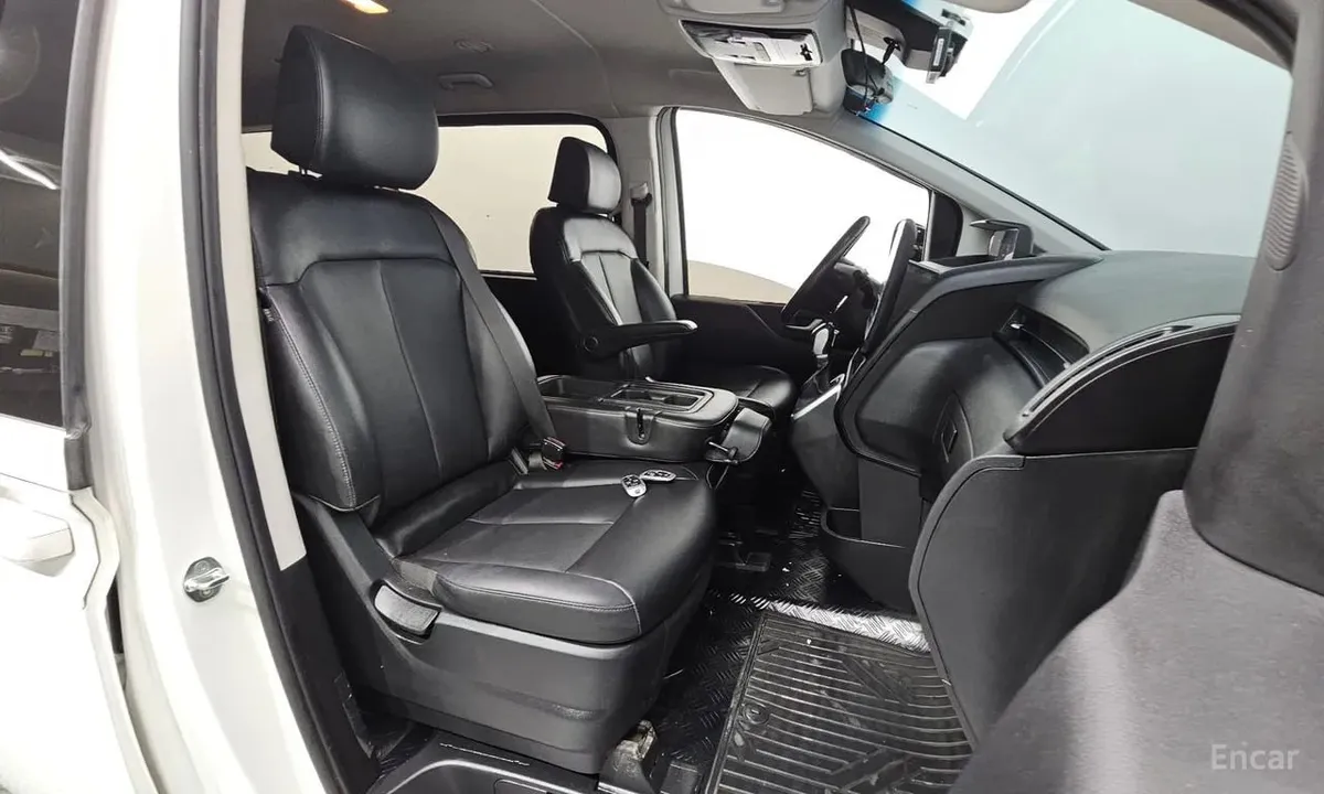 HYUNDAI STARIA 9-SEATER 2022