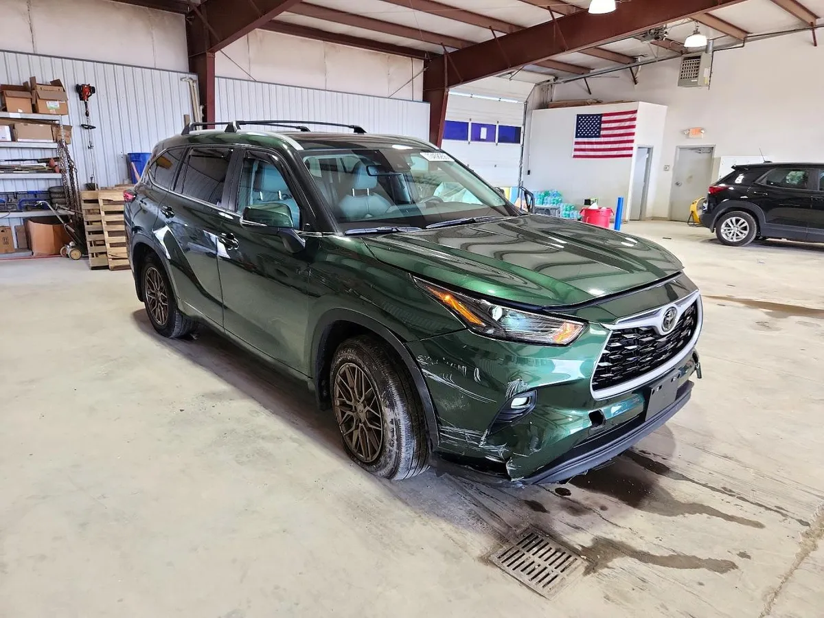 TOYOTA HIGHLANDER XLE 2023