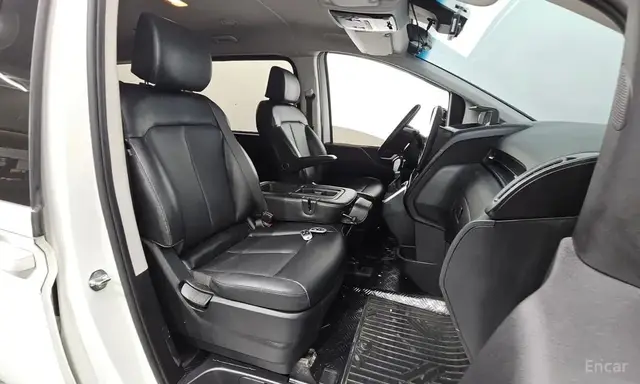 HYUNDAI STARIA 9-SEATER 2022