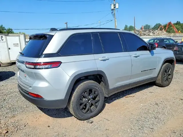 JEEP GRAND CHEROKEE LAREDO 2024