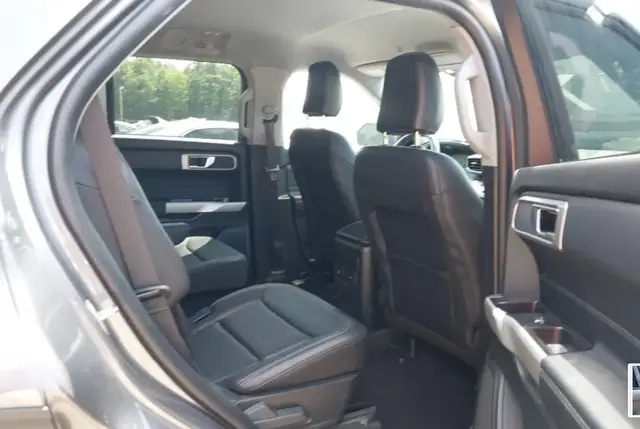 FORD EXPLORER XLT 2023