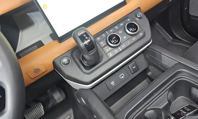 LAND ROVER DEFENDER 130 D300 X-DYNAMICS 2024