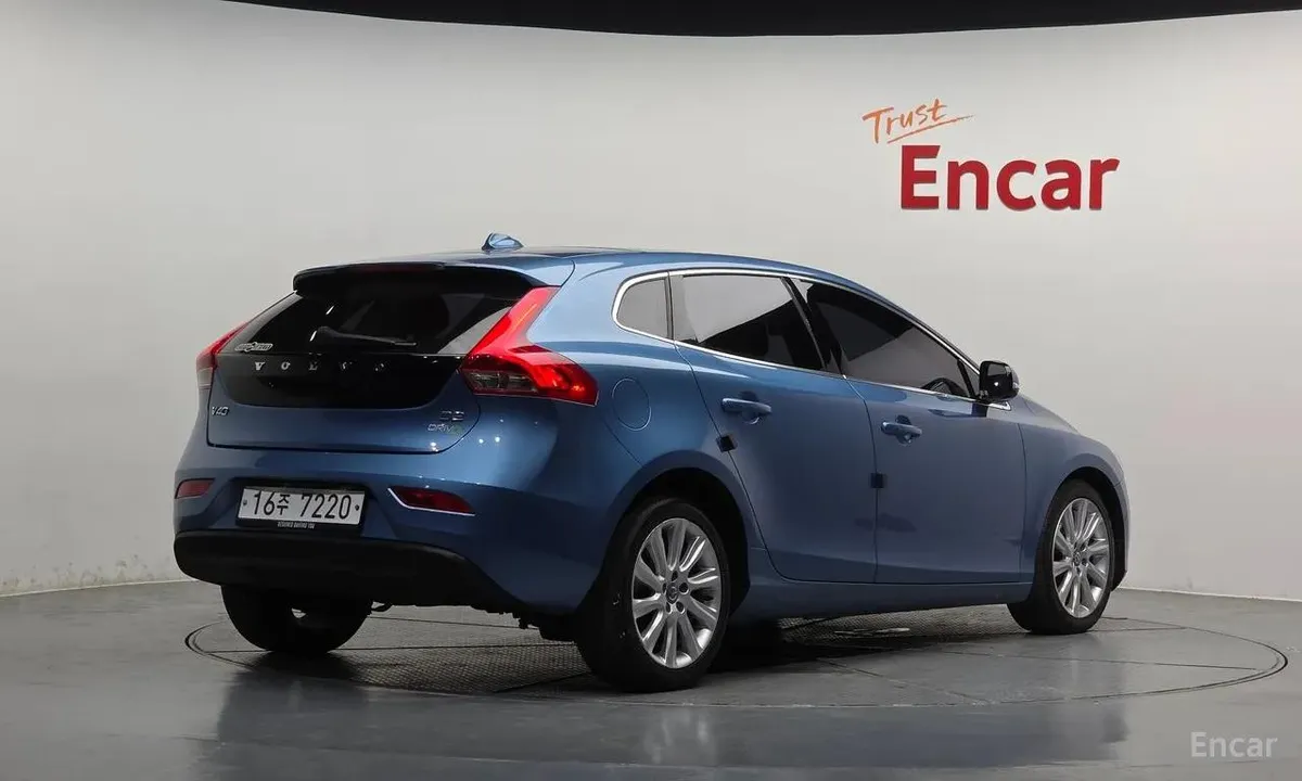 VOLVO V40 D2 2ND GENERATION 2015