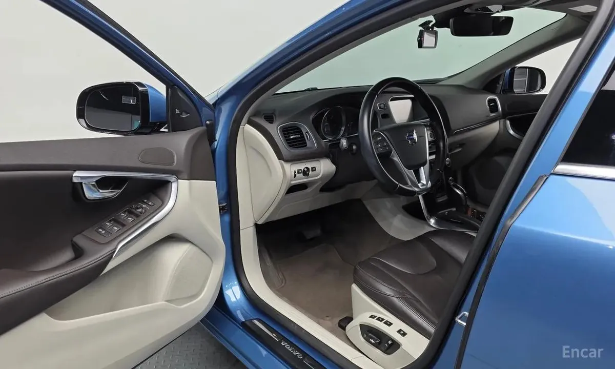 VOLVO V40 D2 2ND GENERATION 2015
