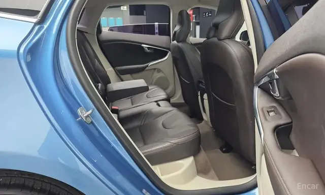 VOLVO V40 D2 2ND GENERATION 2015