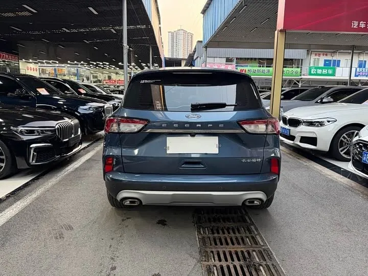 FORD ESCAPE PREMIUM 2023