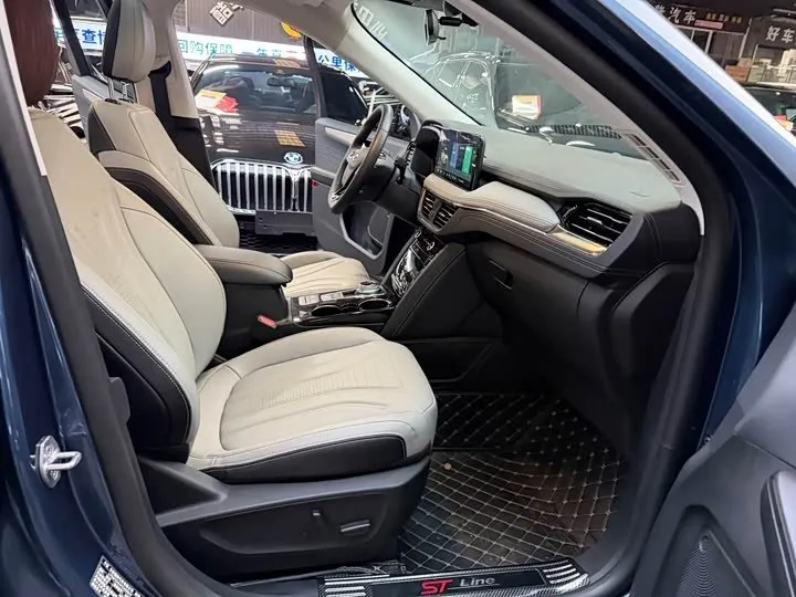 FORD ESCAPE PREMIUM 2023