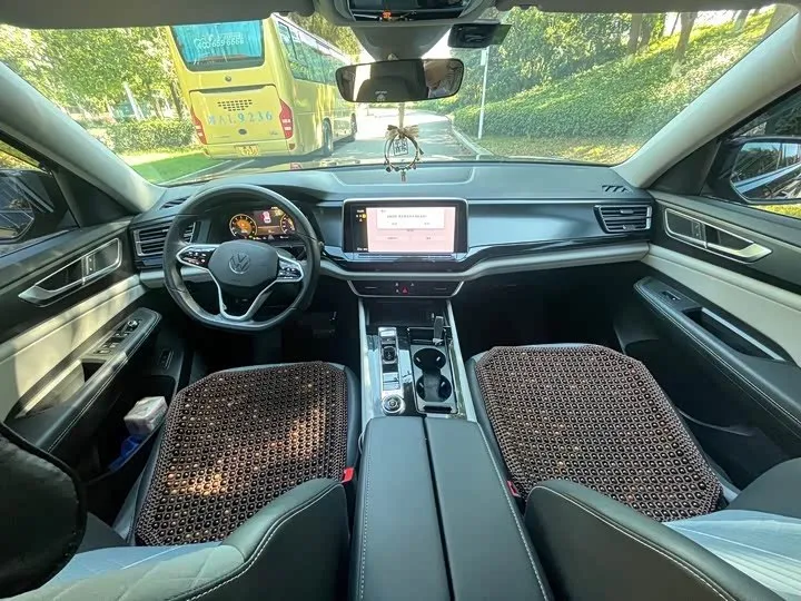 VOLKSWAGEN TERAMONT LUXURY 2022
