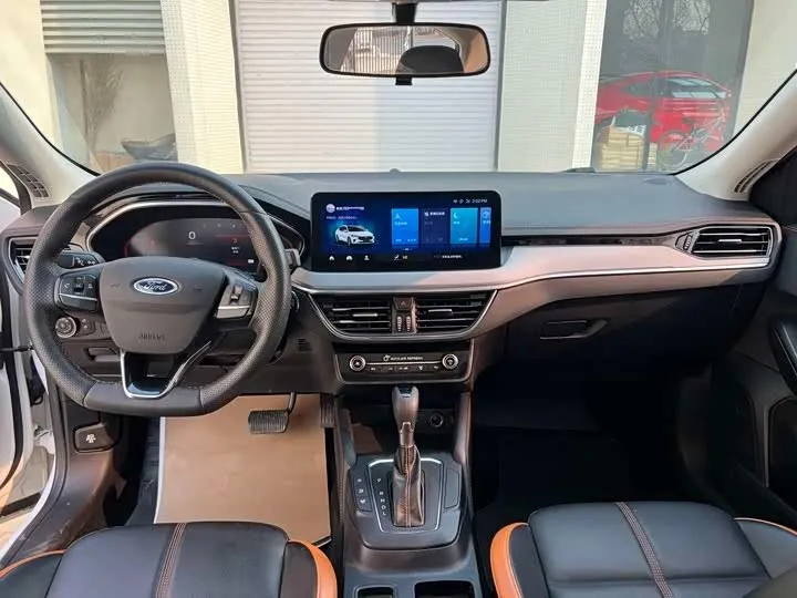 FORD FOCUS SEDAN ECOBOOST 180 2023