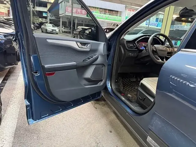 FORD ESCAPE PREMIUM 2023