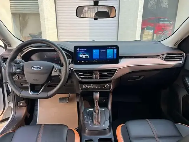 FORD FOCUS SEDAN ECOBOOST 180 2023
