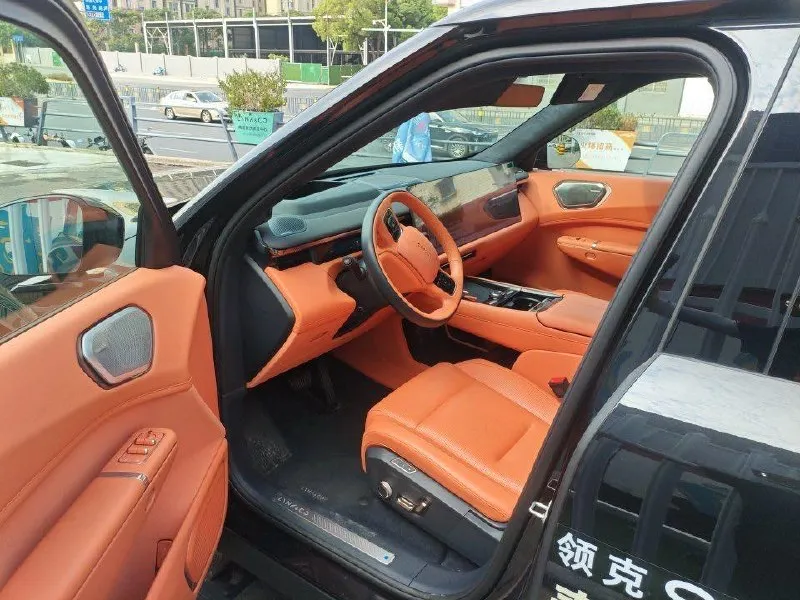 LYNK & CO 900 2025