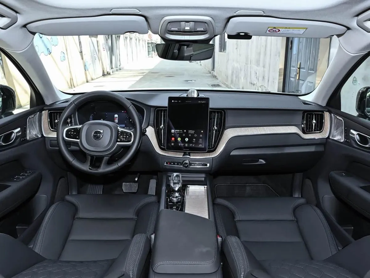 VOLVO XC60 2026