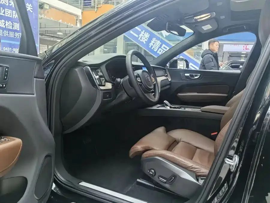 VOLVO XC60 2022