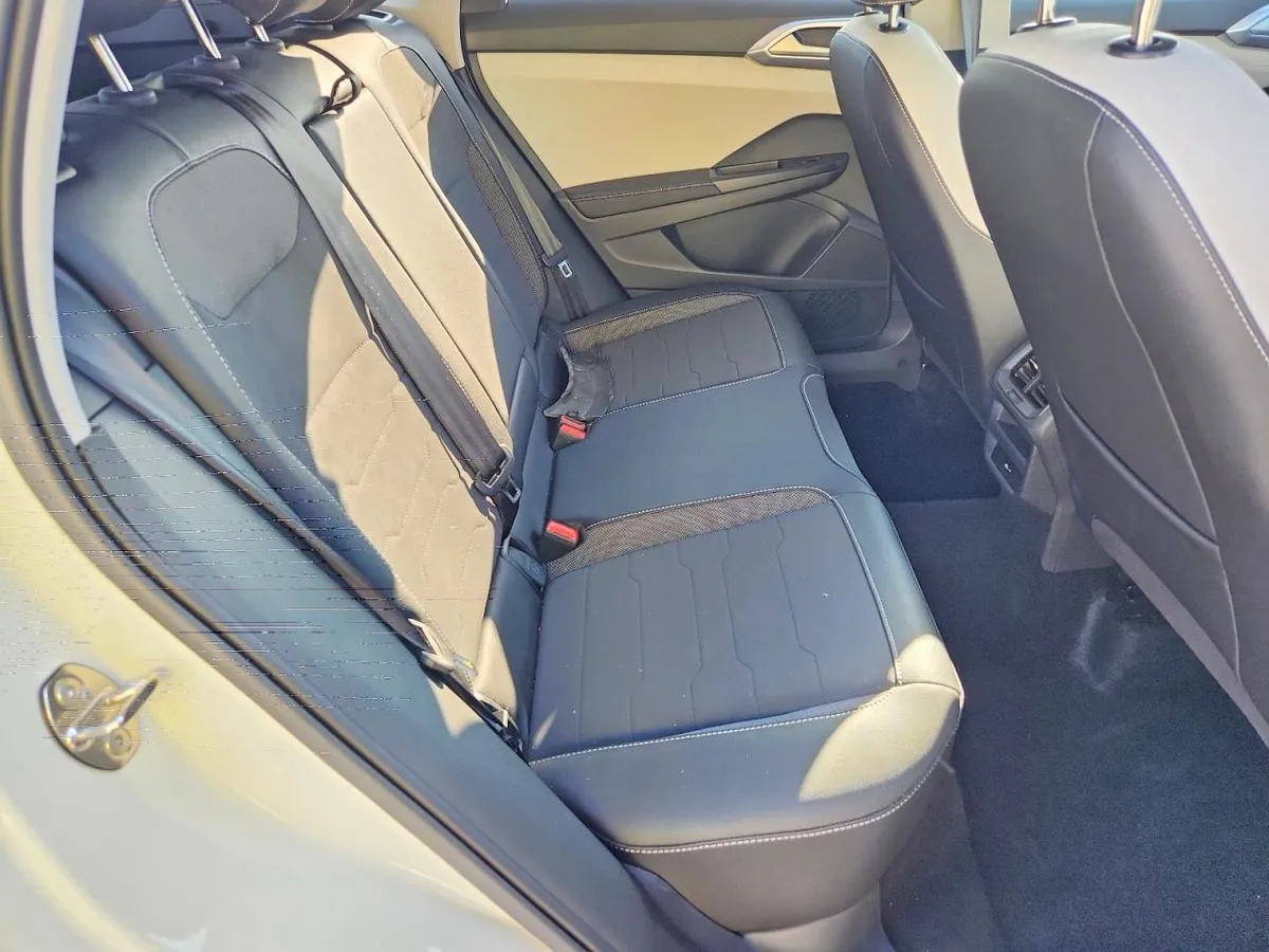 VOLKSWAGEN TAOS SE 2025