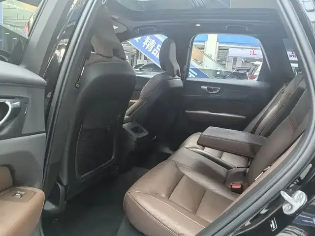 VOLVO XC60 2022