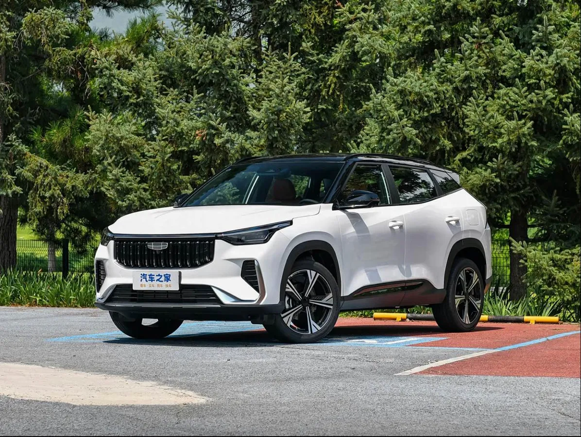 GEELY BOYUE МАКСИМАЛЬНАЯ ВЕРСИЯ BELOVED (LONGTENG). ТУРБОМОТОР НА 181 Л.С. (290 Н М). ОГРОМНЫЙ ВЕРТИКАЛЬНЫЙ ДИСП 2026