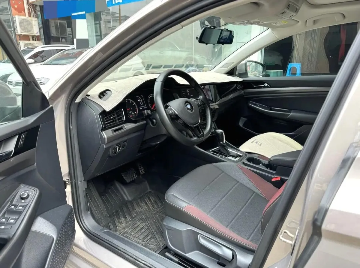 VOLKSWAGEN BORA 2022
