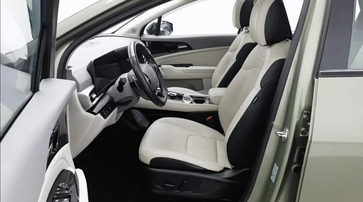 KIA SPORTAGE УДЛИНЕННАЯ КОЛЕСНАЯ БАЗА (ДЛИННАЯ ВЕРСИЯ КУЗОВА L) ОБЕСПЕЧИВАЮЩАЯ МАКСИМАЛЬНЫЙ КОМФОРТ И РЕКОРДНЫЙ П 2023
