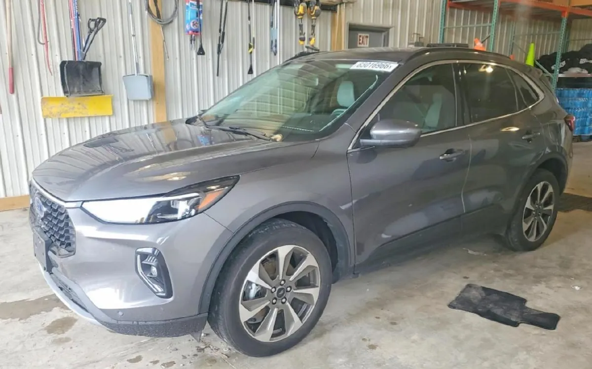 FORD ESCAPE PLATINUM 2023