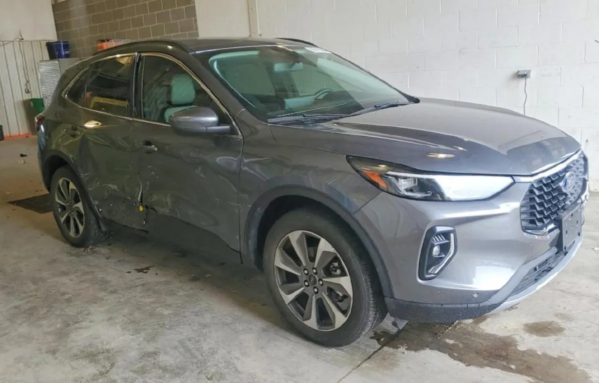 FORD ESCAPE PLATINUM 2023