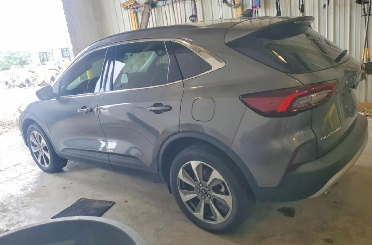 FORD ESCAPE PLATINUM 2023