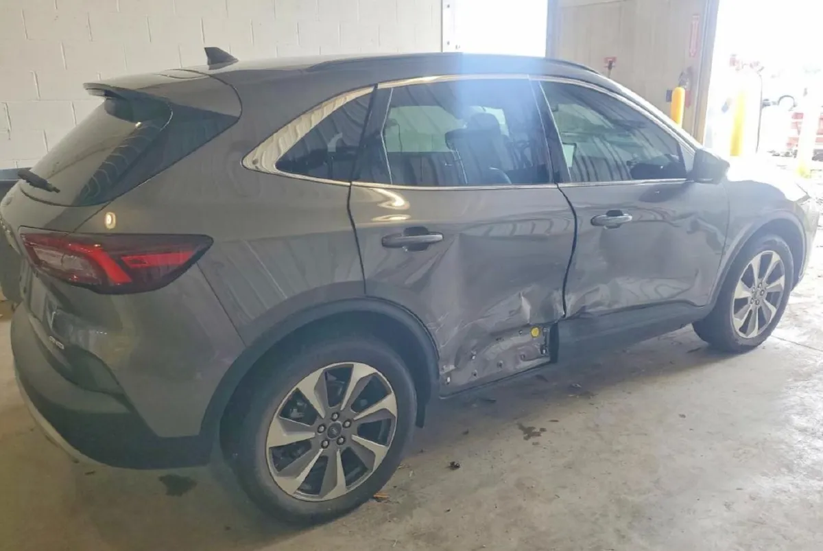 FORD ESCAPE PLATINUM 2023