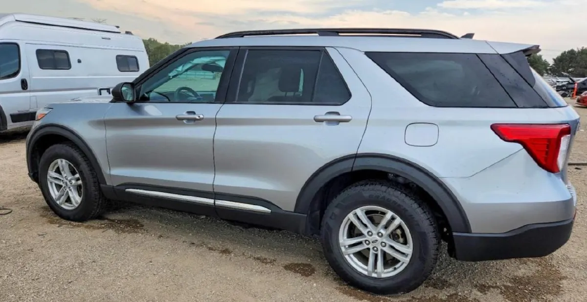 FORD EXPLORER XLT 2023