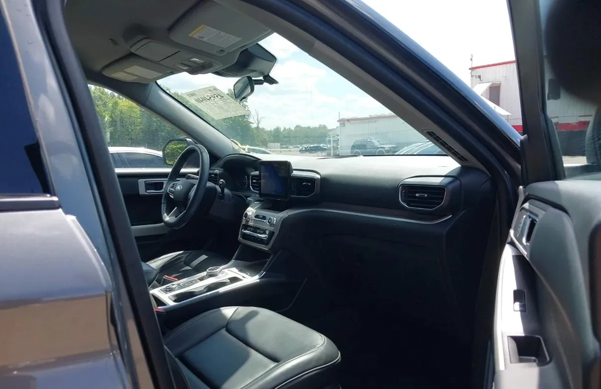 FORD EXPLORER XLT 2023