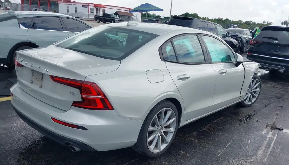 VOLVO S60 T5 MOMENTUM 2020
